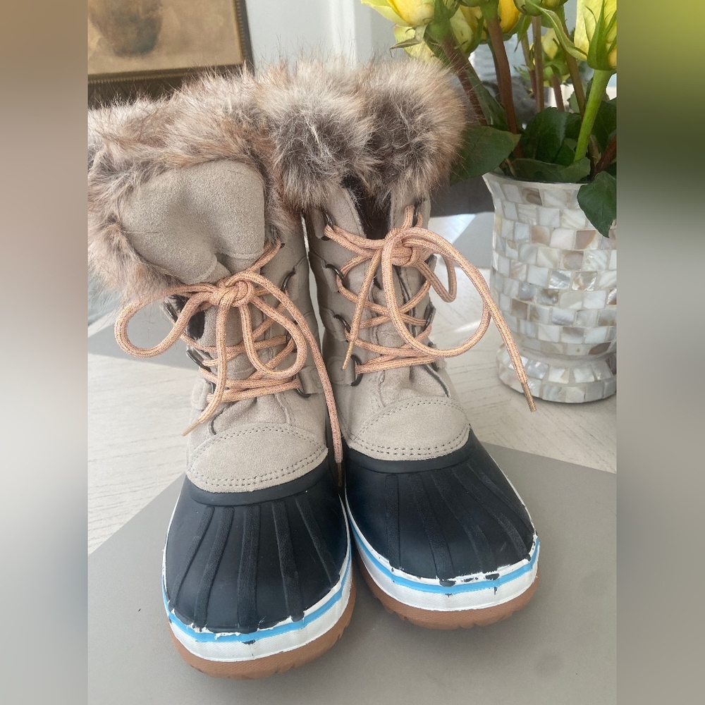 3M Thinsulate Beige and Black Winter Boots
